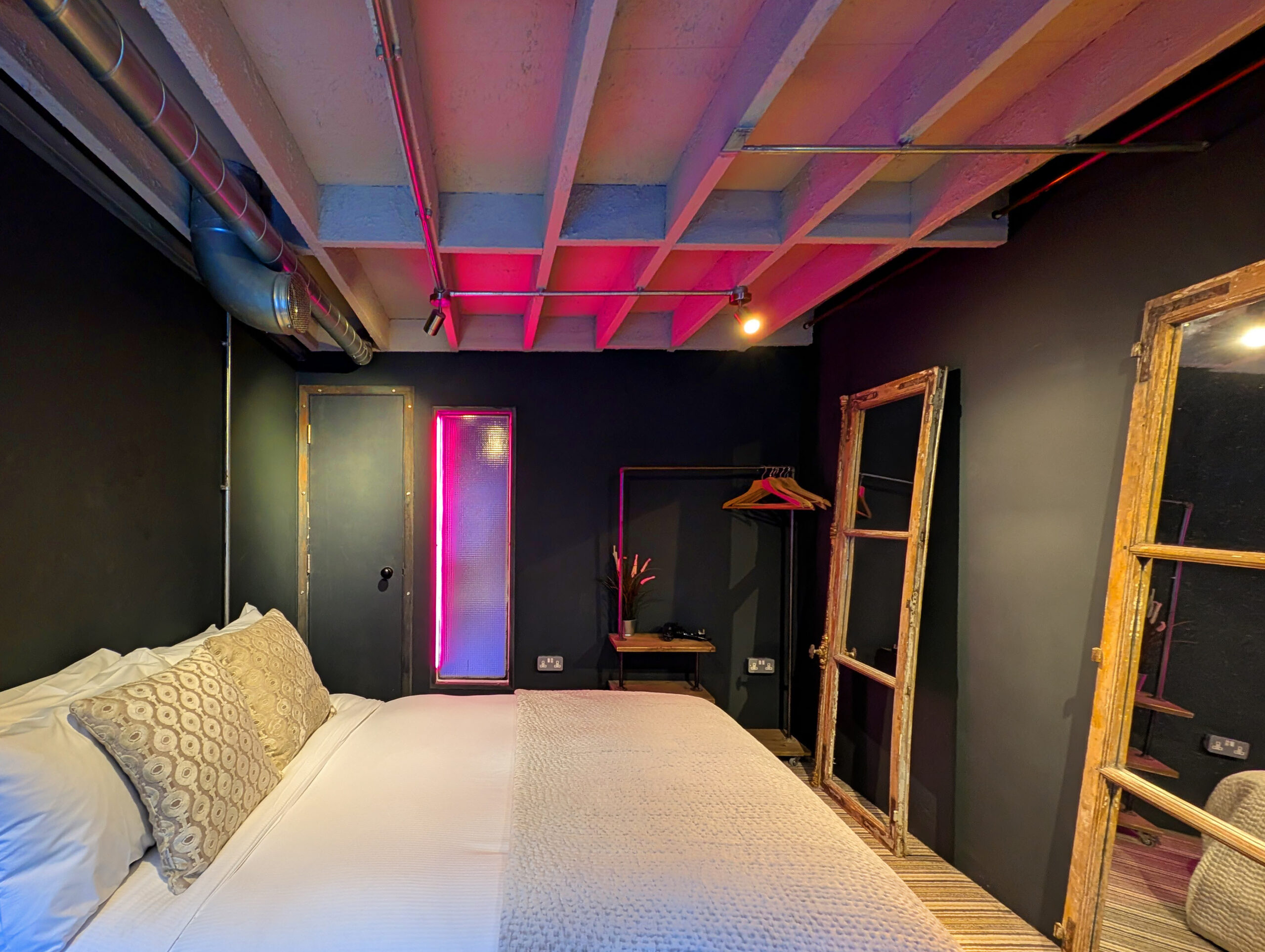 b9-bedroom2_54409931373_o